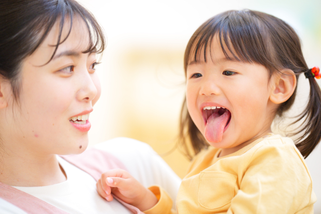 舌の癖（舌で歯を押す・突き出す）